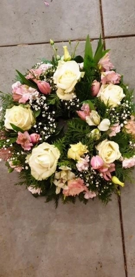 Pink and white shades loose open wreath