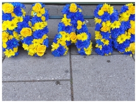 Blue and yellow Nan with roses